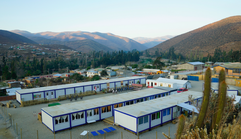 Familia Luksic construye escuela de emergencia en Canela Alta