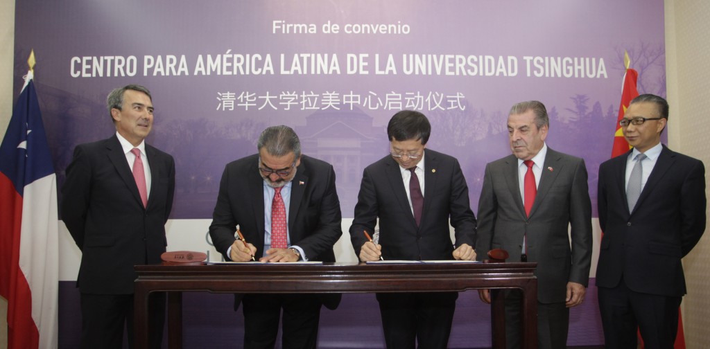 Familia Luksic firma convenio con la universidad Tsinghua para instalar un centro en Chile