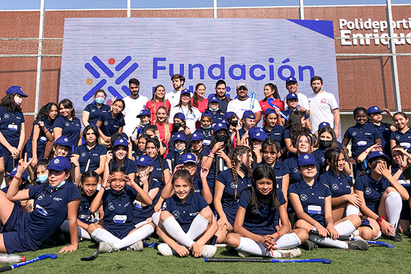 Fundación Luksic inaugura su programa de escuelas de hockey para niñas en Independencia, Peñalolén y Lo Prado