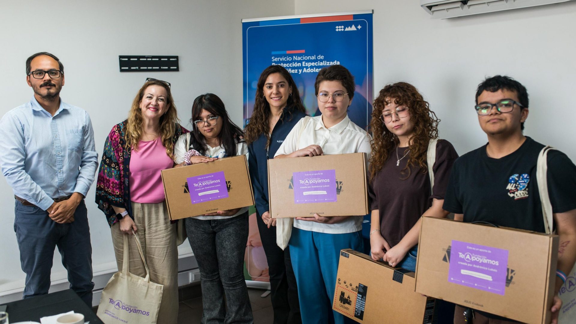 Te Apoyamos entrega equipos computacionales a jóvenes de residencias y programas del Servicio de Protección