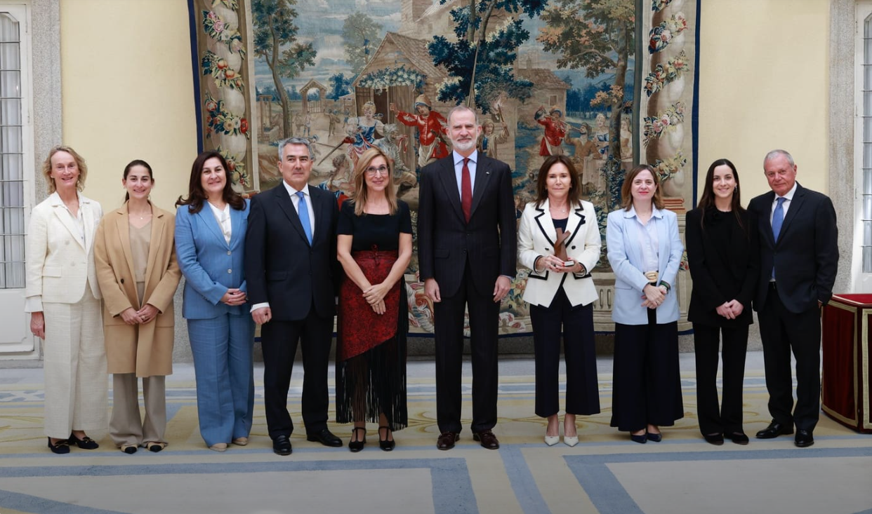 Familia Luksic recibe premio del rey de España por desarrollo del espacio empresarial iberomericano